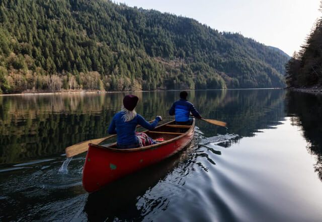 Kanufahrer auf einem Fluss
