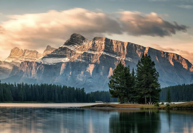 Bergsee mit Bergen im Hintergrund