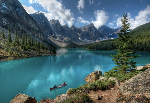 Bergsee mit Bergen im Hintergrund