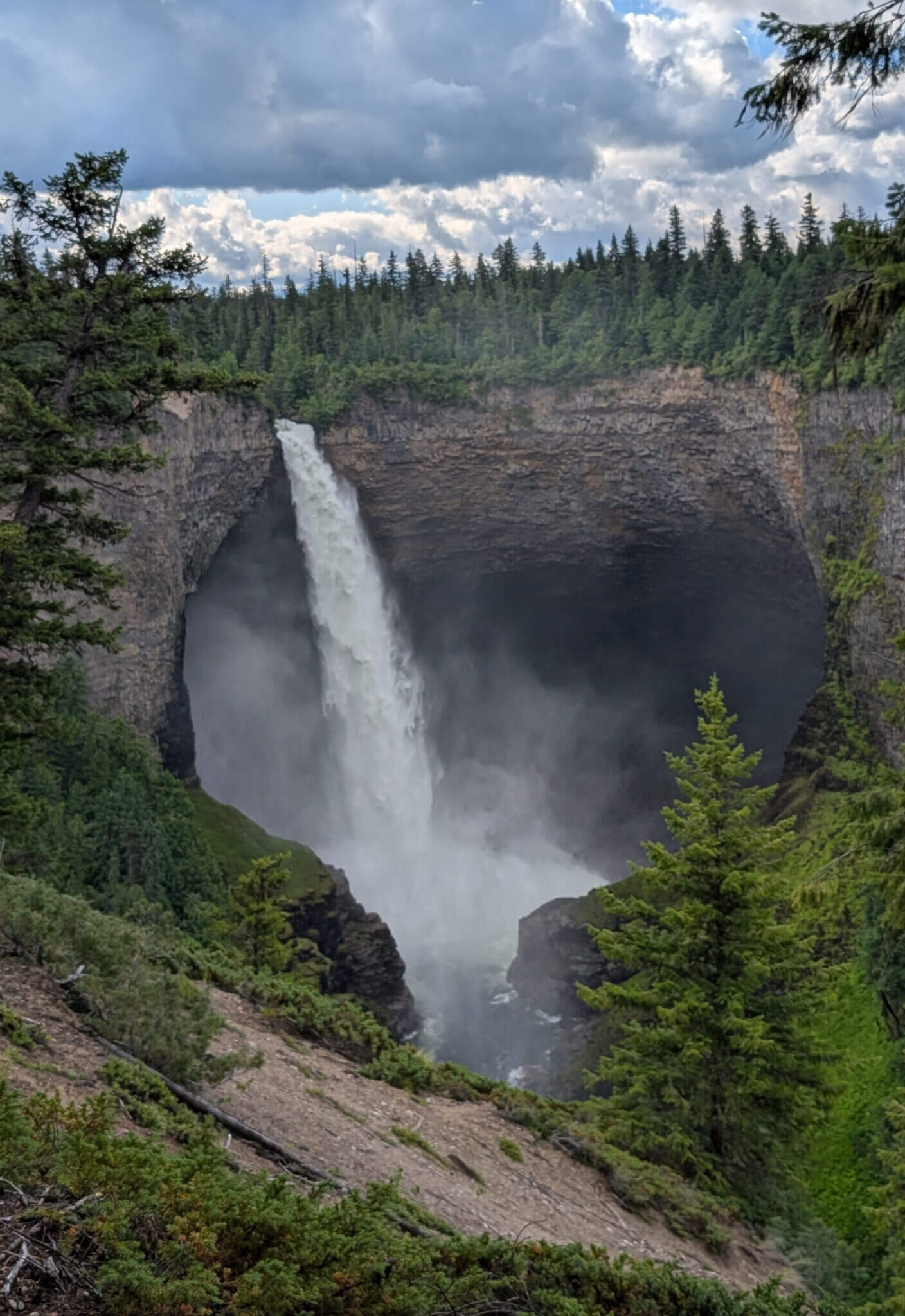 Die Helmcken Falls im Wells Gray Provincial Park